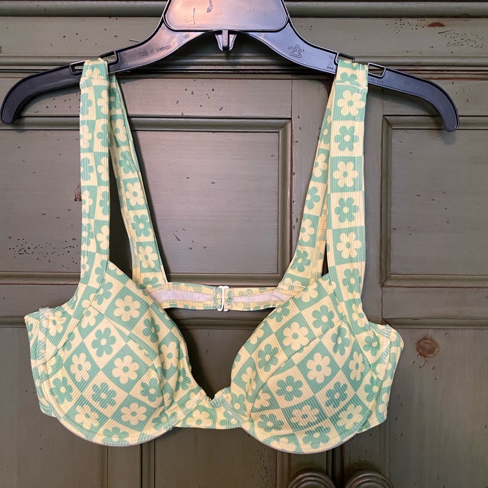 NWT Aurelle Floral Bikini Top